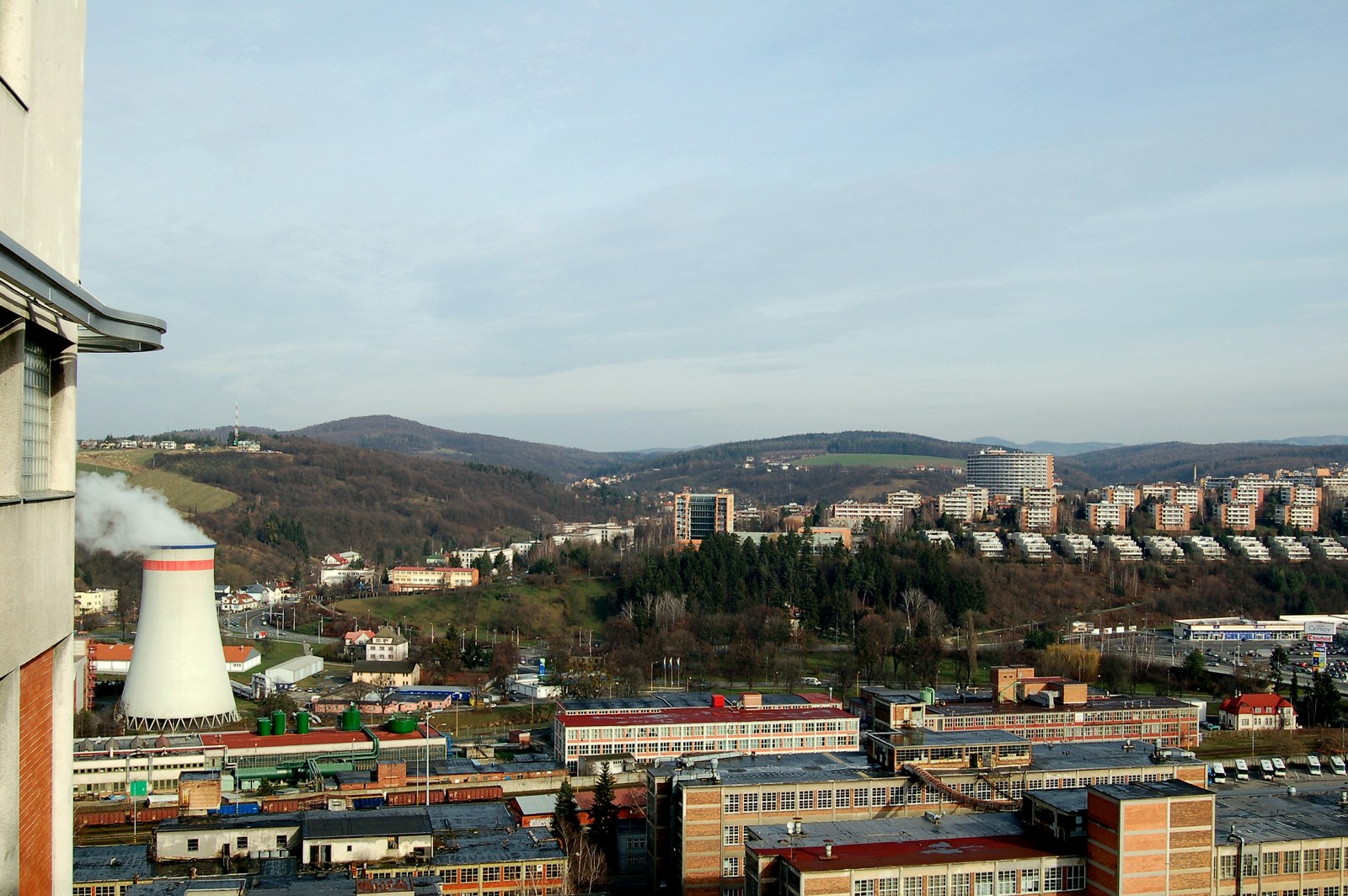 POHLED Z TERASY ZLÍNSKÉHO MRAKODRAPU SEVERNÍM SMĚREM