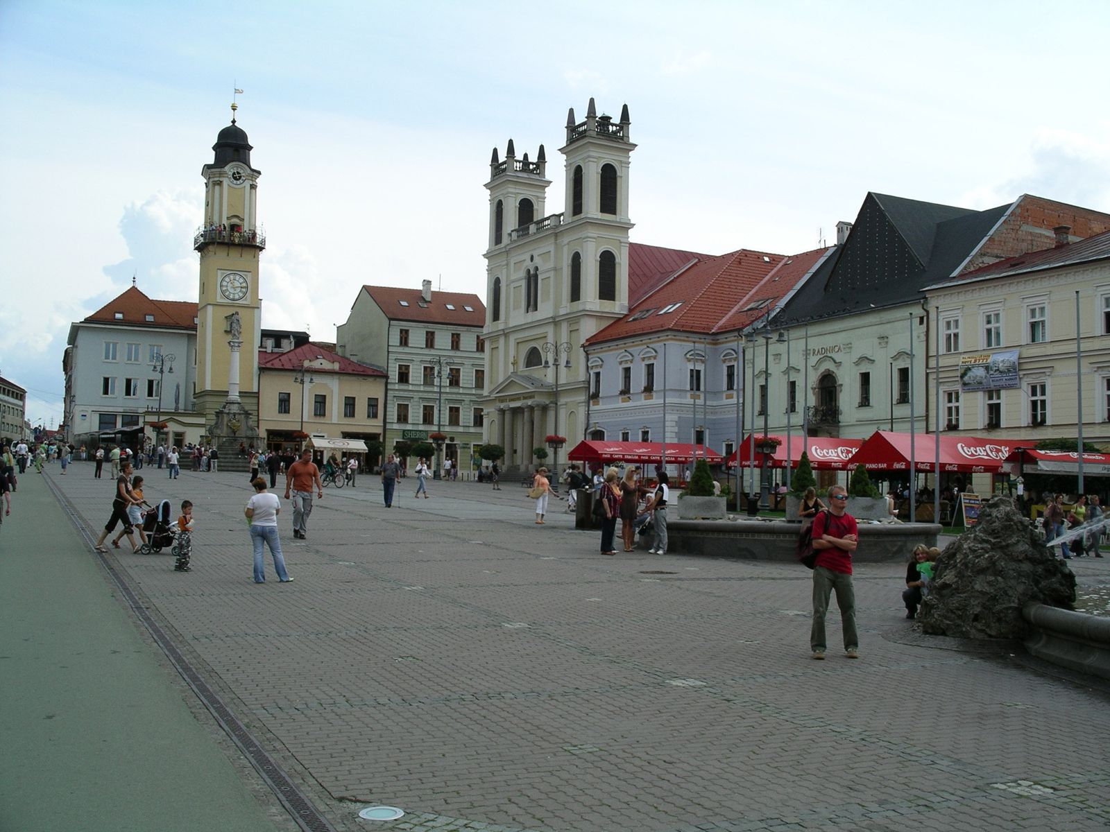 HODINOVÁ VĚŽ A KOSTEL SV. FRANTIŠKA XAVERSKÉHO V B. BYSTRICI