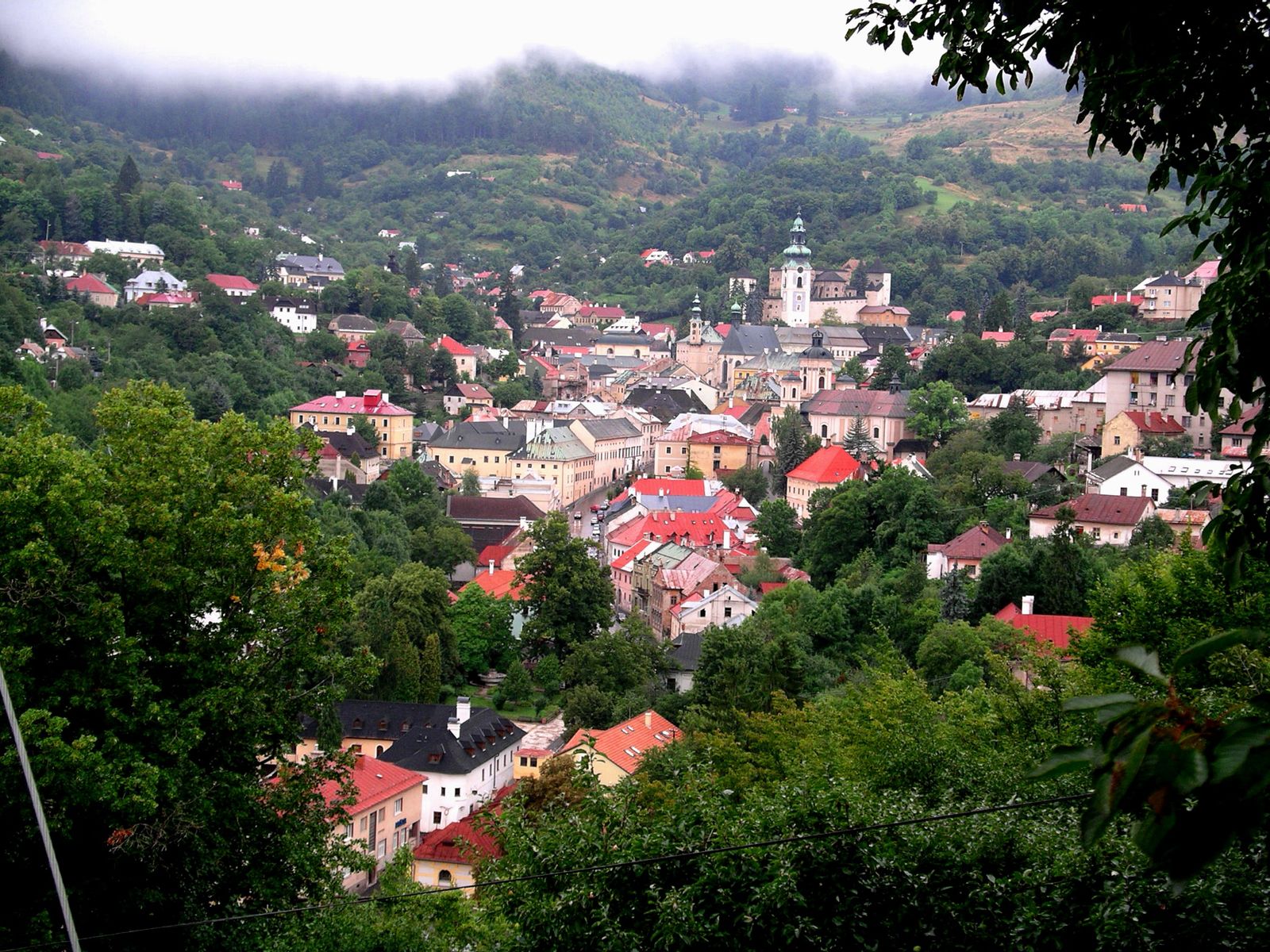 POHLED NA HISTORICKÝ STŘED BANSKÉ ŠTIAVNICE