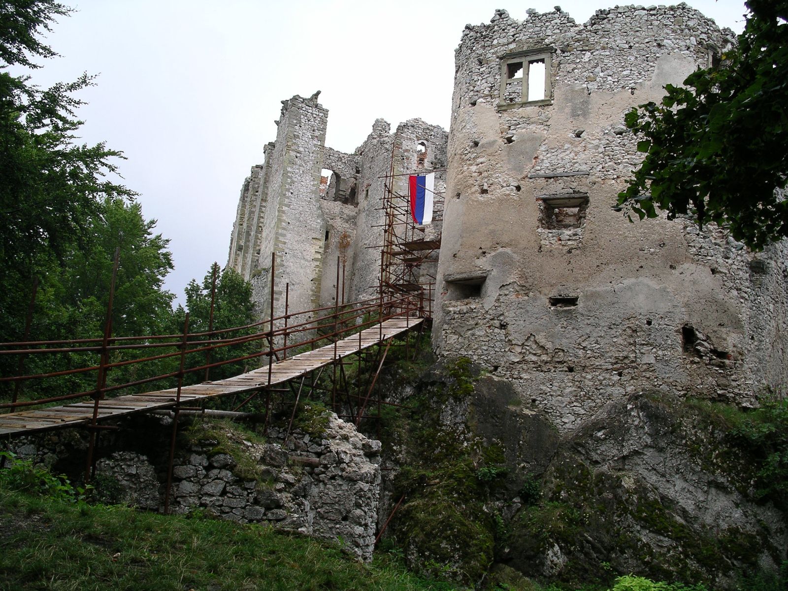 UHROVSKÝ HRAD - ZÁPADNÍ STĚNA